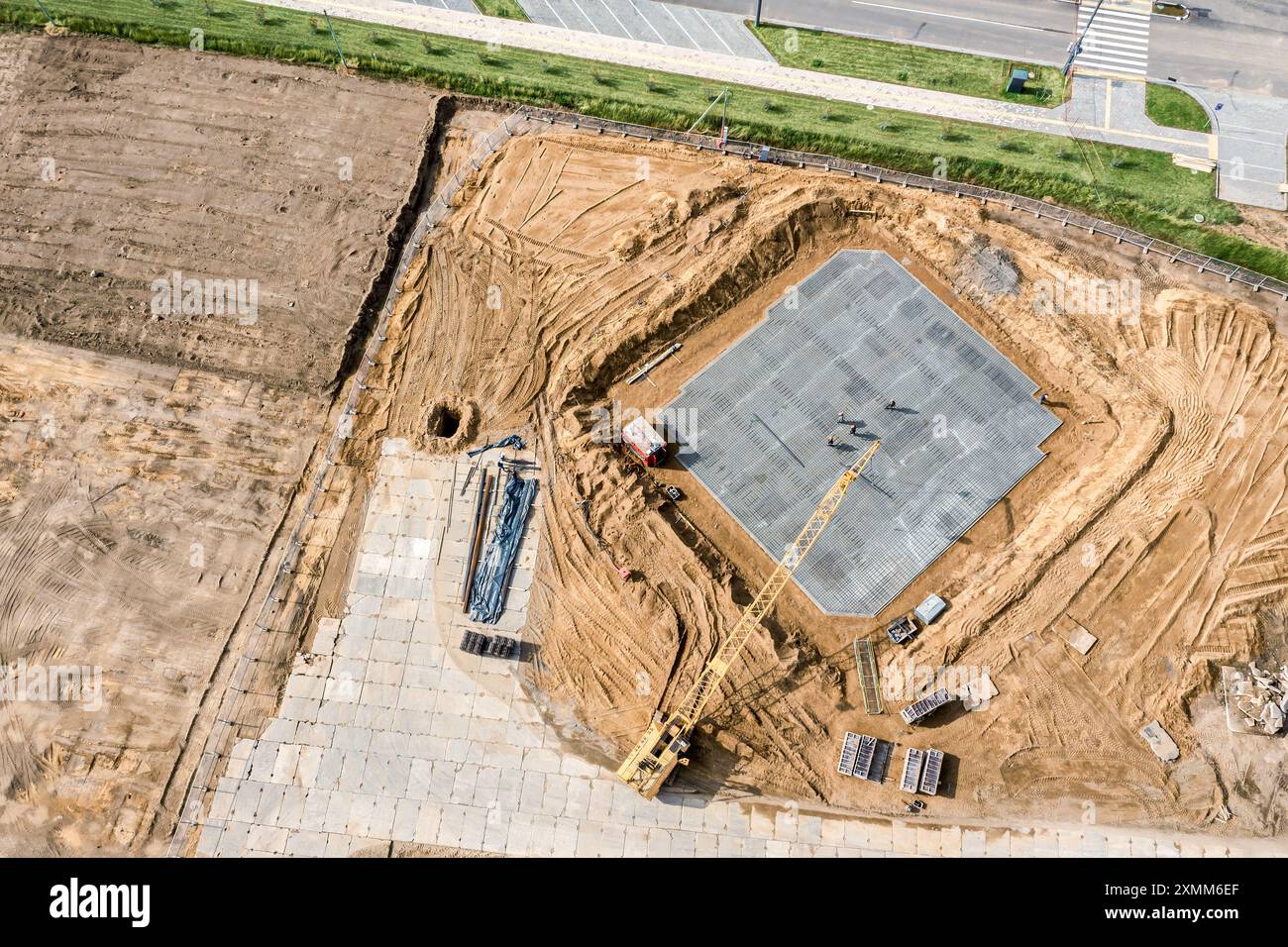 Gitterfundamente auf der Baustelle. Vorbereitung zum Gießen des Fundaments mit Beton. Luftaufnahme. Stockfoto