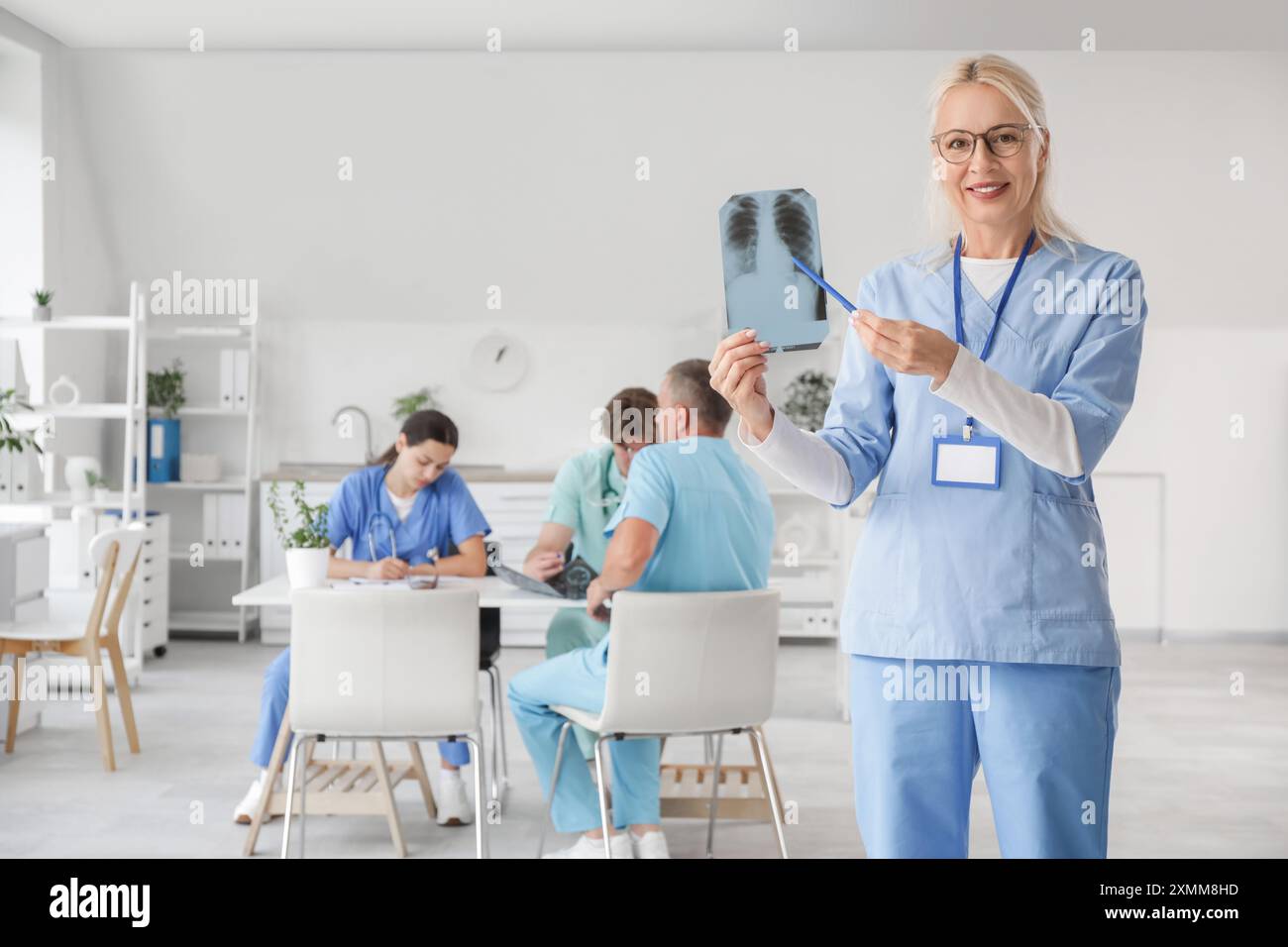 Ärztin mit Röntgenbild der Lunge in der Klinik Stockfoto