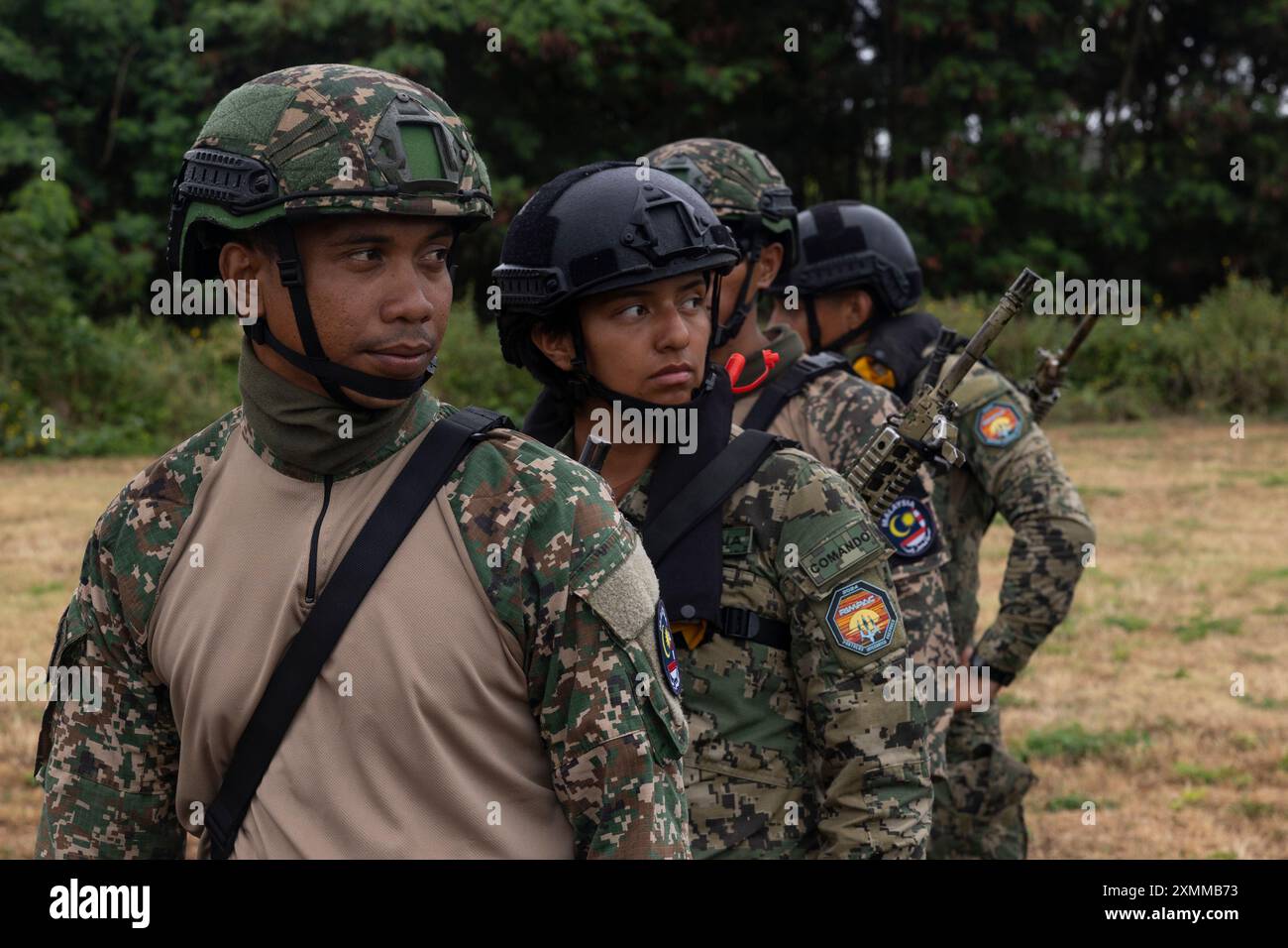 Malaysische Soldaten, die dem 8. Bataillon (Fallschirm), dem Royal Ranger Regiment, der 10. Fallschirmbrigade und den Marineinfanterie-Marines des mexikanischen Marineinfanteriekorps zugewiesen wurden, demonstrieren amphibische Manöver mit Kampfkautschuk-Raidbooten im Marine Corps Training Area Bellows, Waimanalo, Hawaii, während der Übung Rim of the Pacific 2024 am 12. Juli. 29 Nationen, 40 Überlandschiffe, drei U-Boote, 14 nationale Landstreitkräfte, mehr als 150 Flugzeuge und 25.000 Mitarbeiter nehmen vom 27. Juni bis 1. August an der RIMPAC Teil. RIMPAC ist die weltweit größte internationale maritime Übung und bietet eine Stockfoto