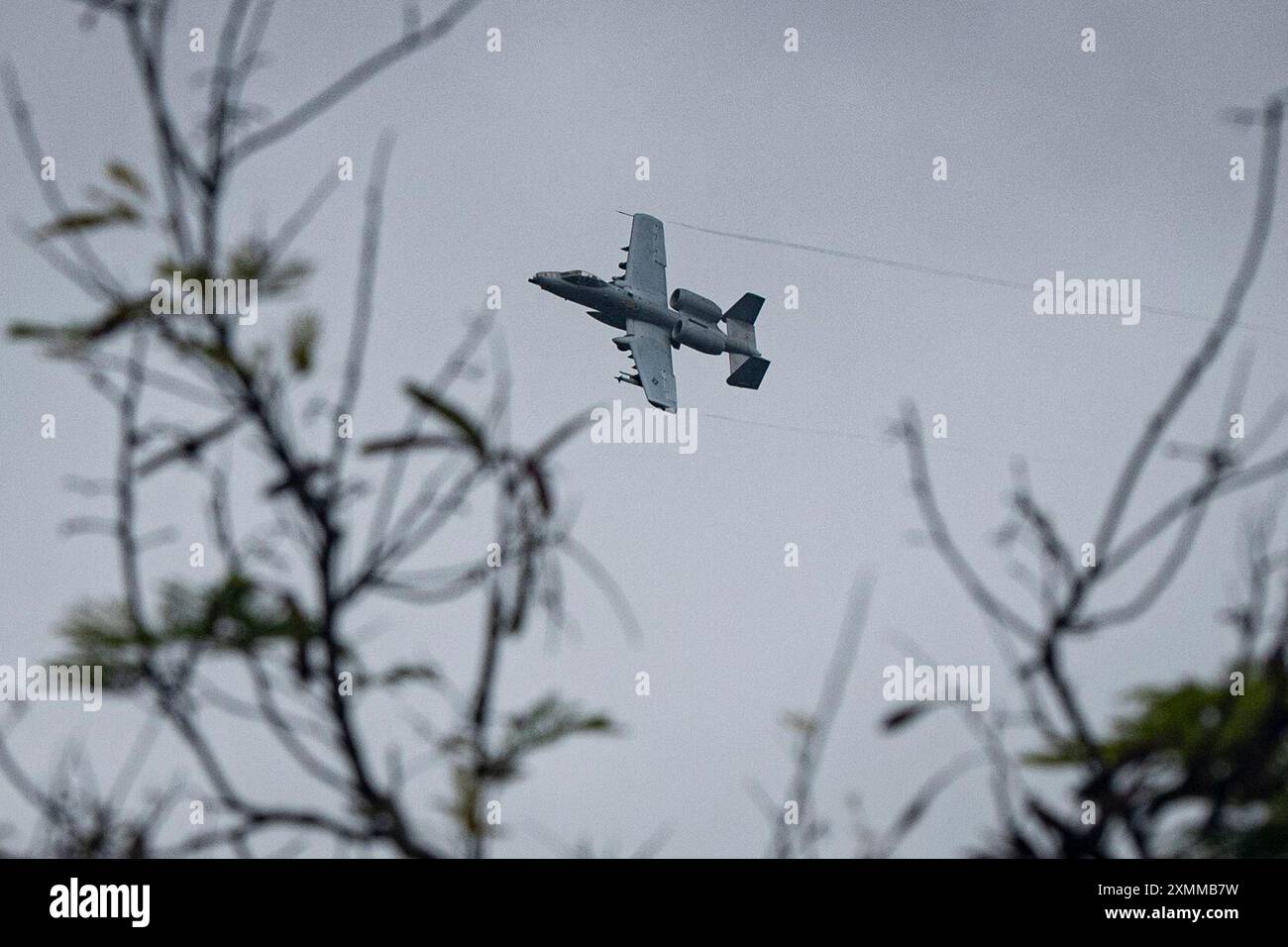 Ein A-10 Thunderbolt II-Flugzeug der 303rd Fighter Squadron, 442nd Fighter Wing, leistet am 27. Juli 2024 eine enge Luftunterstützung für US-Marines und Partnerstreitkräfte während eines koordinierten Luftangriffs mit Partnerstreitkräften im Marine Corps Training Area Bellows, Waimanalo, Hawaii. Während der Probe greifen Partnertruppen aus Peru, Indonesien, Sri Lanka, Tonga und anderen während der Übung Rim of the Pacific ein feindliches Dorf an, um die Interoperabilität zwischen den Kampfkräften zu fördern. 29 Nationen, 40 Überlandschiffe, 3 U-Boote, 14 nationale Landstreitkräfte, m Stockfoto