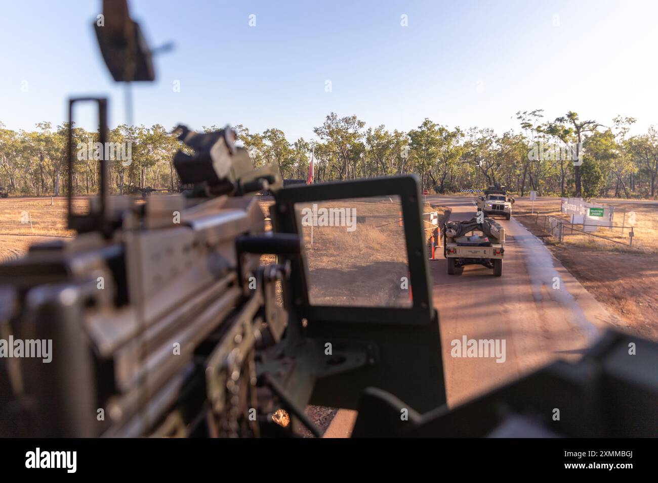 U.S. Marines mit Combat Logistics Battalion 5 (verstärkt), Marine Rotational Force – Darwin 24.3, fahren am 18. Juli 2024 zu einem Nachschubpunkt während der Übung Predator’s Run 24 im Mount Bundey Training Area, NT, Australien. Exercise Predator’s Run 24 ist eine multilaterale Trainingseinheit, die von der australischen Armee 1st Brigade geleitet wird und an der die australische Verteidigungsstreitkräfte, die United Kingdom Commando Force, die Republik der Philippinen, das U.S. Marine Corps und die U.S. Navy beteiligt sind. Das Logistics Combat Element CLB-5 (rein.) der MRF-D 24.3 bot umfassende Unterstützung für den Kampfdienst, l Stockfoto