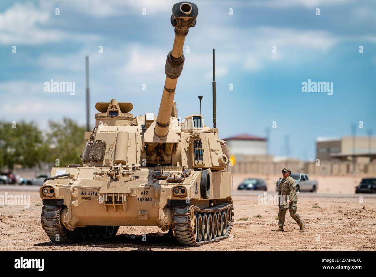 Soldaten der US-Armee, die dem 1st Armored Brigade Combat Team der 1st Armored Division zugewiesen sind, nehmen am 20. Juli 2024 an einem M109-Paladin-Fahrertraining Teil, um eine Bereitschaftsübung in Fort Bliss, Texas, zu unterstützen. Die Einsatzbereitschaft dient der Unterstützung der Operation Pacific Fortitude, die langjährige Vereinbarungen mit der Republik Korea unterstützt, indem Truppen entsandt, Ausrüstung gezogen und transportiert werden, um die Einsatzbereitschaft der Einheiten und das Engagement der USA für die Allianz zu bestätigen. (Foto der US-Armee von Sgt. Xavier Legarreta) Stockfoto