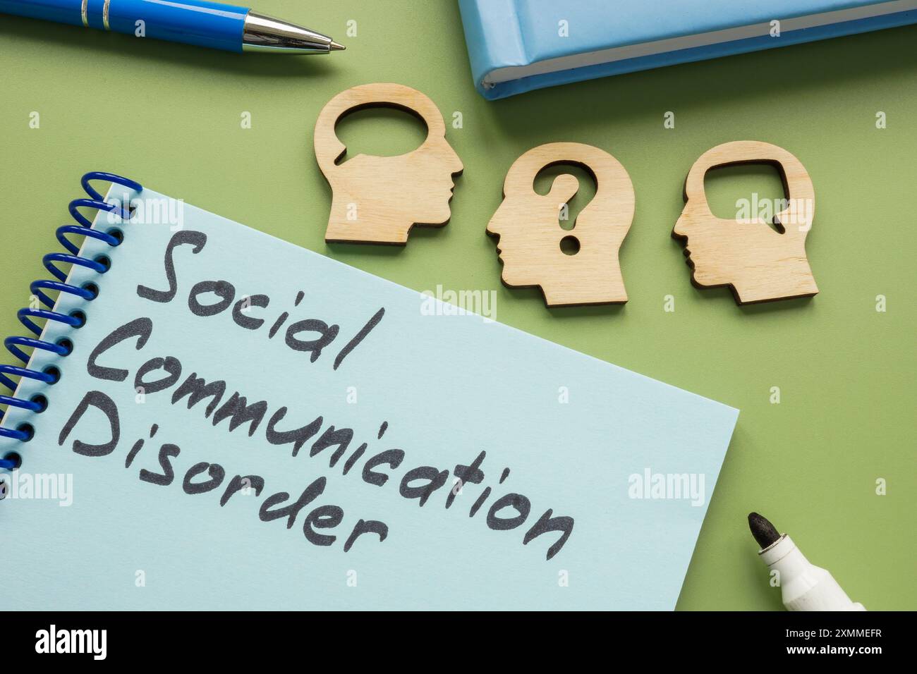 Kopfmodelle und handgeschriebenes Zeichen soziale Kommunikationsstörung. Stockfoto