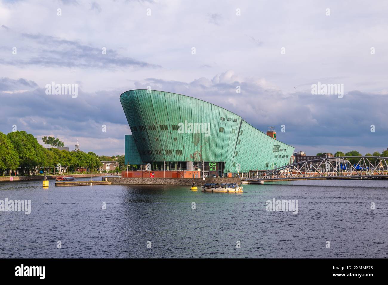 15. Juni 2024: NEMO Science Museum, ein Wissenschaftszentrum des italienischen Architekten Renzo Piano in Amsterdam, Niederlande. Es war Museum of Stockfoto