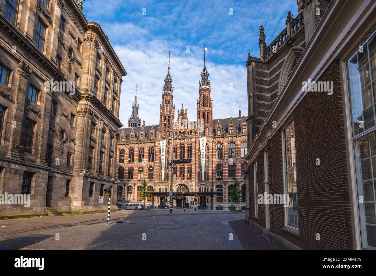 13. Juni 2024: Das ehemalige Hauptpostamt von Amsterdam, heute das Magna Plaza Einkaufszentrum, ein Gebäude in Nieuwezijds Voorburgwal 182 in Amster Stockfoto