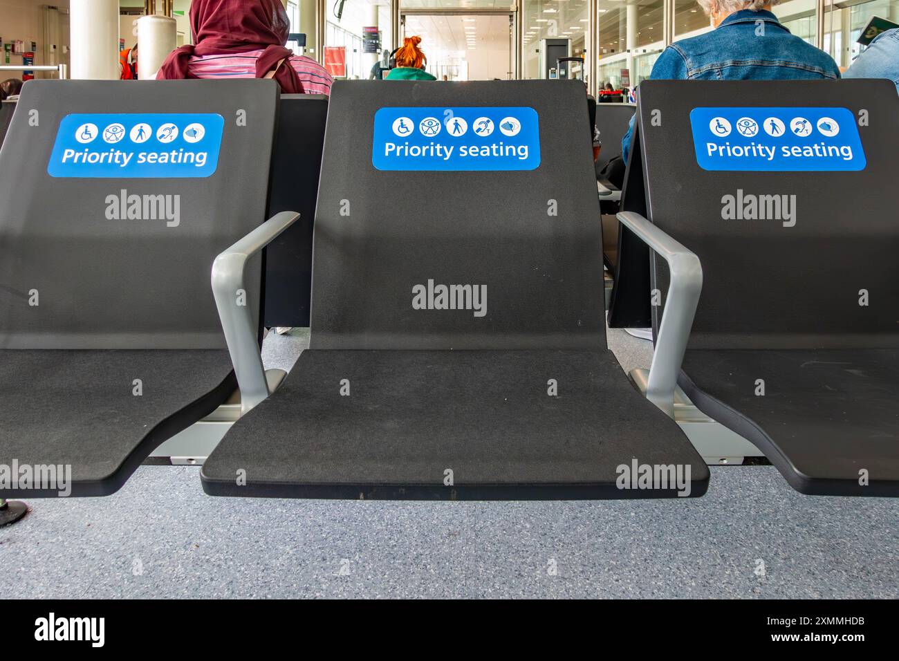 Bevorzugte Sitzplätze am Gate in Terminal 3, Heathrow Airport, London, Großbritannien Stockfoto