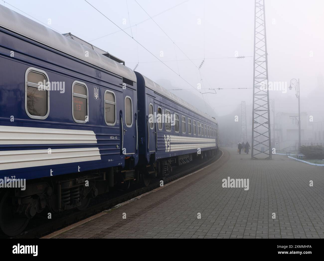 Lemberg, Ukraine - 25. März 2024: Personenwagen der ukrainischen Eisenbahn auf dem Bahnsteig des Lemberger Bahnhofs an einem nebeligen Morgen Stockfoto