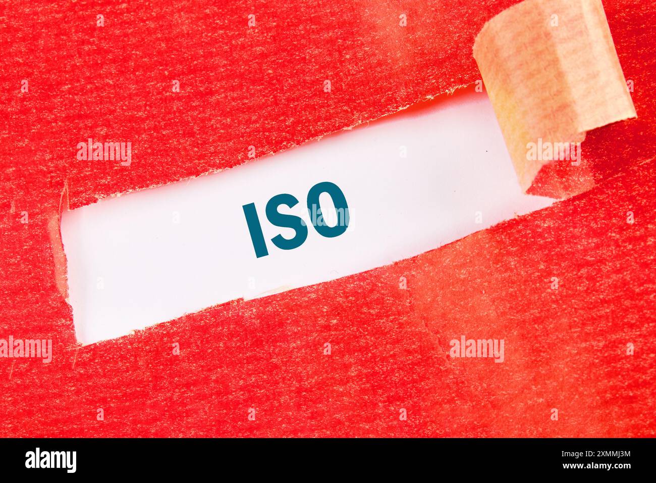 ISO-Servicekonzept. ISO auf weißem Hintergrund unter zerrissenem Papier Stockfoto