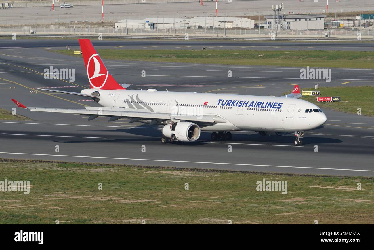 ISTANBUL, TURKIYE - 05. NOVEMBER 2022: Turkish Airlines Airbus A330-343X (1172) Landung zum Istanbul International Airport Stockfoto