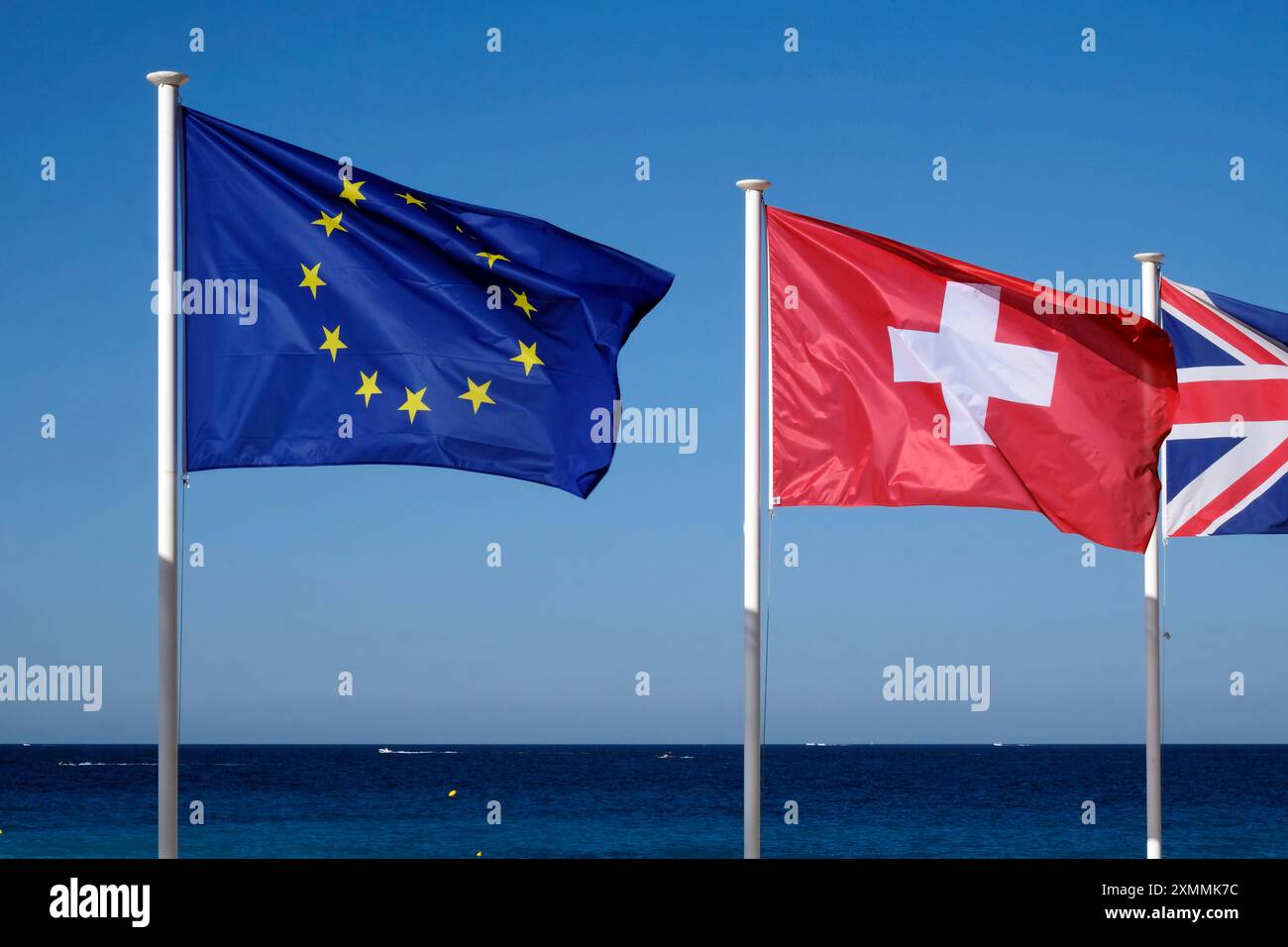 Die Schweizer Nationalflagge und die Flagge der Europäischen Union im Wind Stockfoto