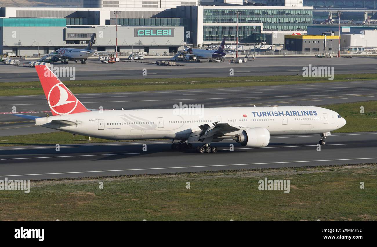 ISTANBUL, TURKIYE - 05. NOVEMBER 2022: Turkish Airlines Boeing 777-3F2ER (40797) Landung zum internationalen Flughafen Istanbul Stockfoto