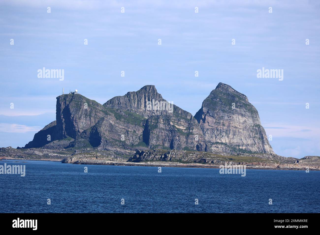 Blick auf die fantastischen Berge der Insel Sorsannaan in der Gemeinde Traena Stockfoto