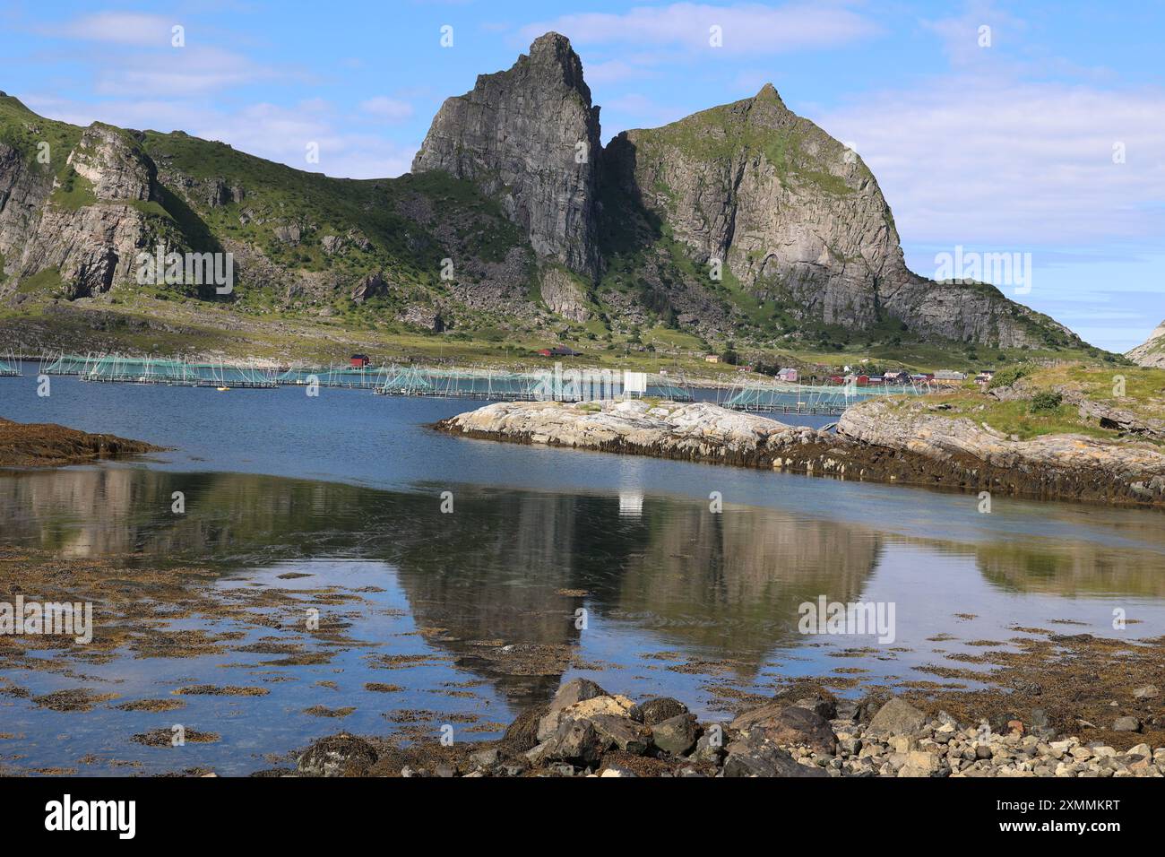 Blick auf die fantastischen Felsen der Insel Traena, die sich im Meer spiegeln, Norwegen Stockfoto