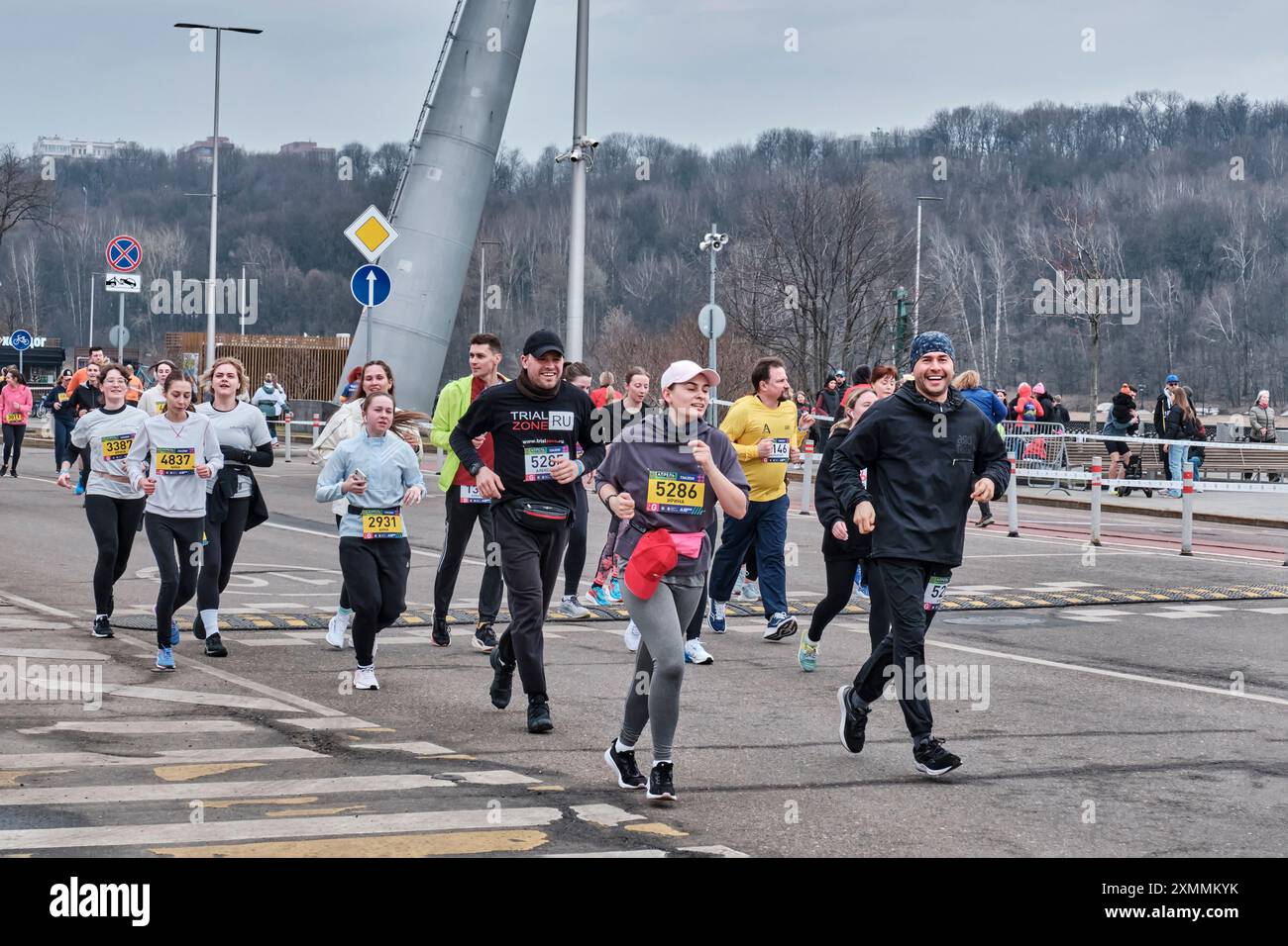 7. April 2024: Moskau, Russland: Fröhliche junge Menschen, Amateurläufer, beim traditionellen fünf-Kilometer-Rennen im Luschniki-Stadion namens April. Stockfoto