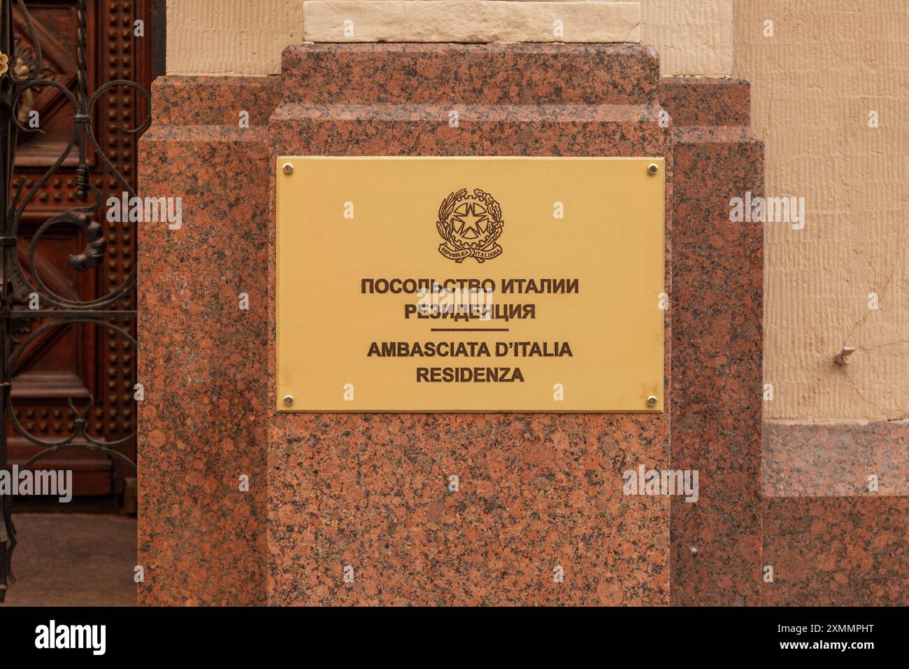 MOSKAU, RUSSLAND, - 01. Juni 224: Metalltafel am Gebäude der italienischen Botschaft. Auf dem Schild befindet sich eine Inschrift in der Residenz der russischen italienischen Botschaft. Stockfoto
