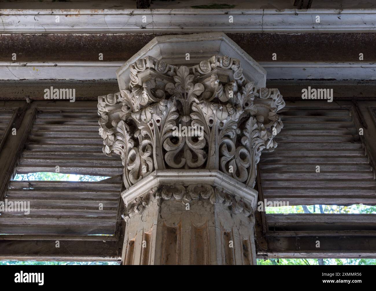 Geschnitzte Säule in Pakutia Zamindar Bari, Dhaka Division, Nagarpur, Bangladesch Stockfoto