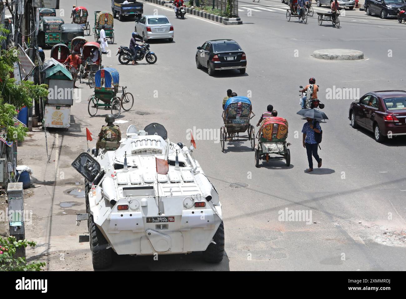 Dhaka, Bangladesch. Juli 2024. Bangladeschs Armee steht in der Nähe des Sekretariats des Landes Wache, da die Ausgangssperre nach den Anti-Quoten-Protesten am 28. Juli 2024 in Dhaka gelockert wird. Bangladesch sagte, drei Studentenführer seien aus eigener Sicherheit in Gewahrsam genommen worden, nachdem die Regierung ihre Proteste gegen die Arbeitsplatzquoten im öffentlichen Dienst für Tage tödlicher landesweiter Unruhen verantwortlich gemacht hatte. Foto: Habibur Rahman/ABACAPRESS. COM Credit: Abaca Press/Alamy Live News Stockfoto