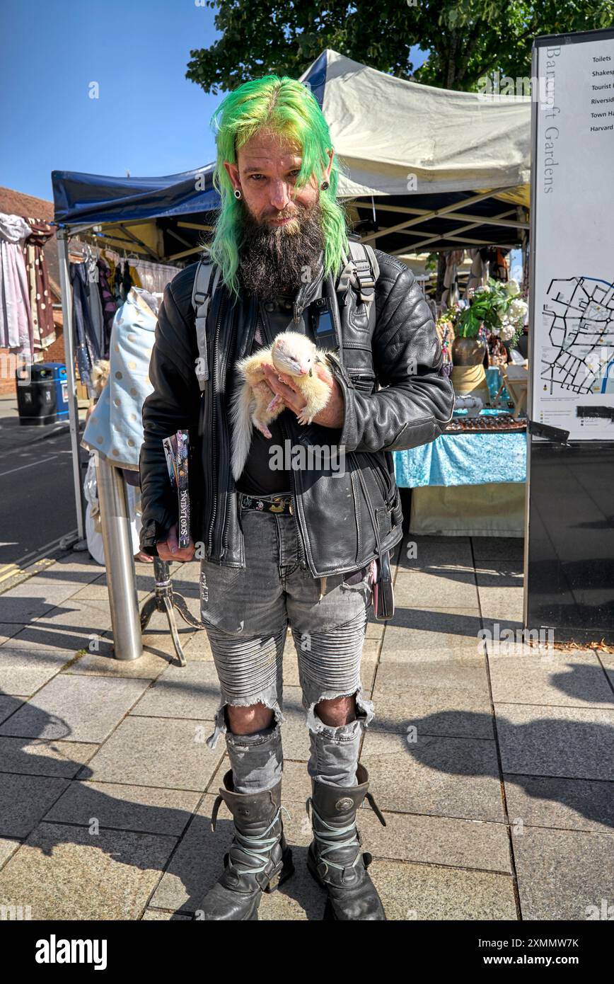 Frettchen UK, man and PET Frettchen (Mustela putorius furo) auf einem Straßenmarkt. England Stockfoto