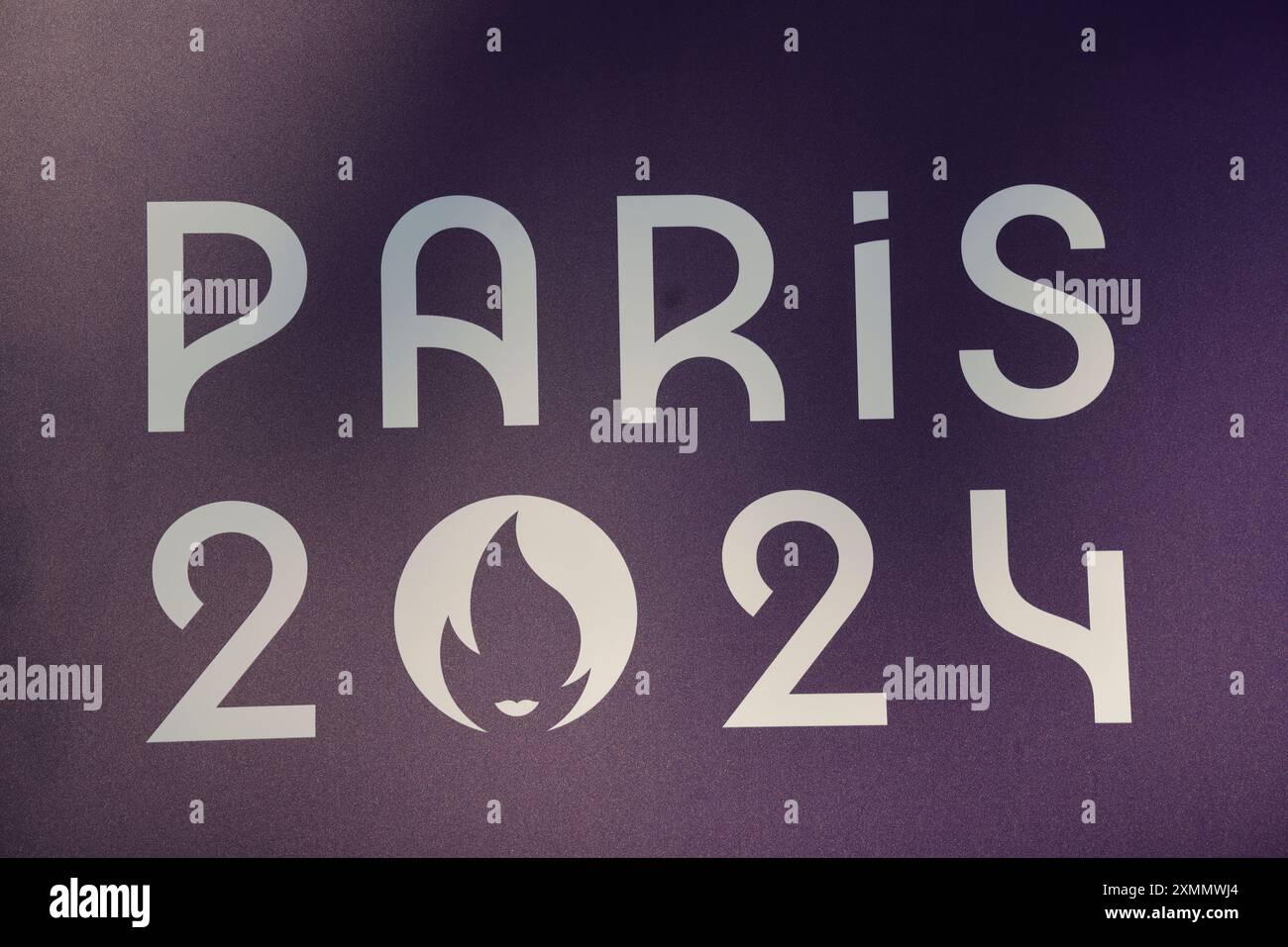 Schilder, Logos und Symbole der Olympischen Spiele 2024 in Paris. Bordeaux Olympiastadion, Bordeaux, Gironde, Frankreich, Europa. Foto: Hugo Martin/Ala Stockfoto