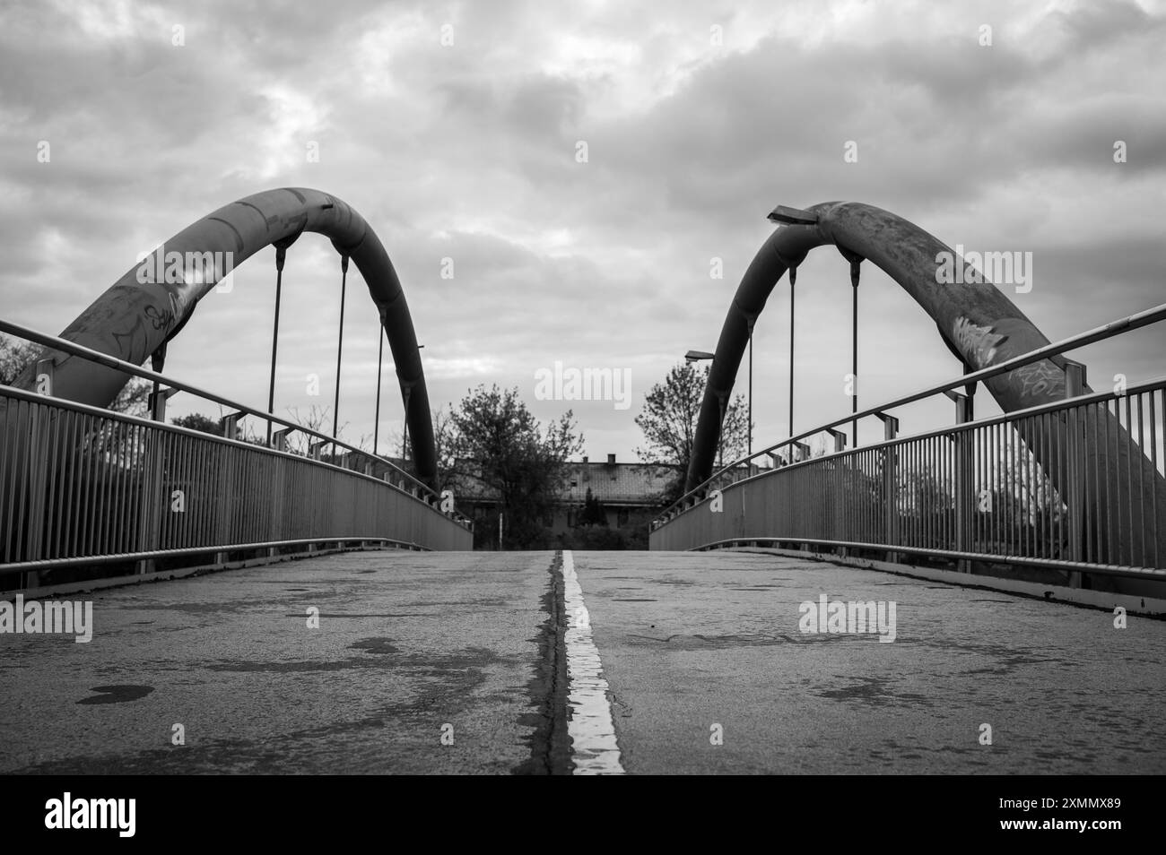 Wien, Österreich - 19. April 2023: Eine alte Brücke mitten in Wien an einem bewölkten Tag Stockfoto