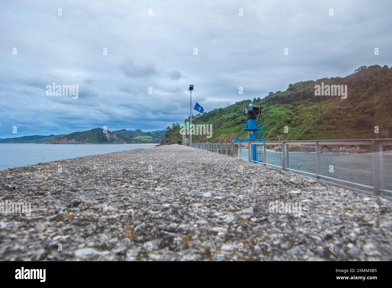 Tazones, eines der schönsten Dörfer der asturischen Küste, Spanien. Betonbrecher Stockfoto