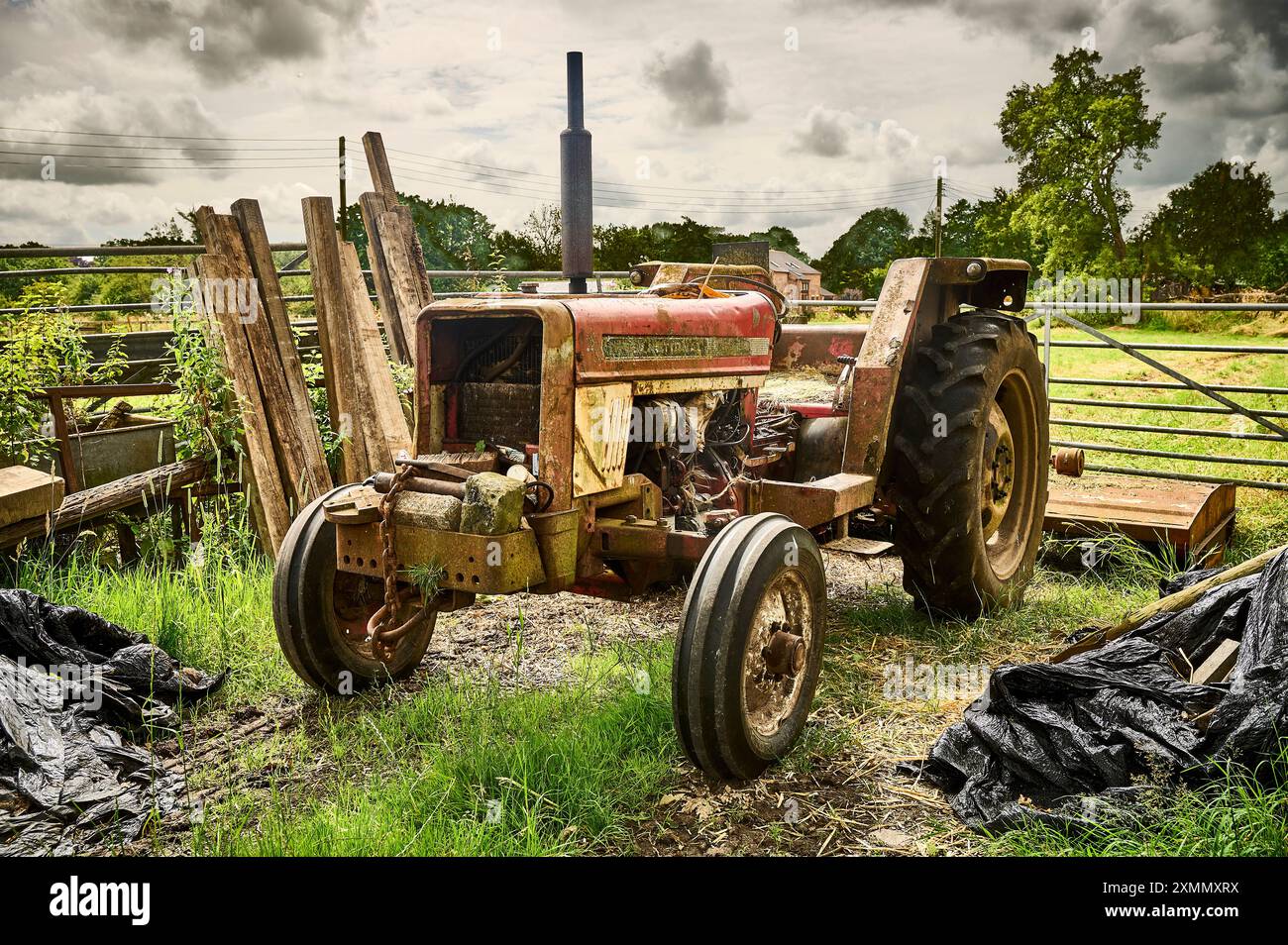 Ein alter Traktor, der auf dem Hof verrotten soll Stockfoto