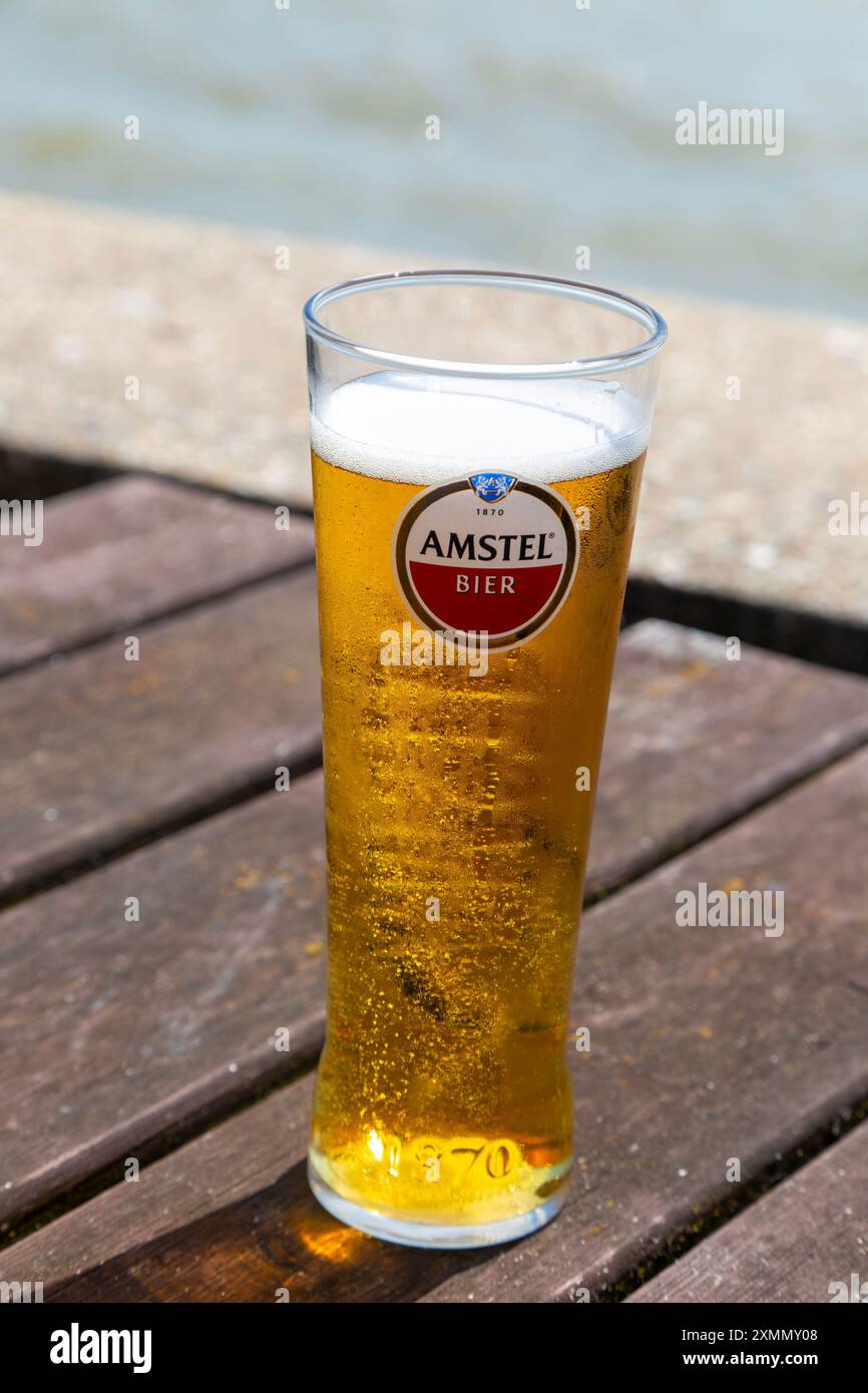Hohes Glas kaltes Amstel-Bier, Lowestoft, Suffolk, England, Großbritannien Stockfoto