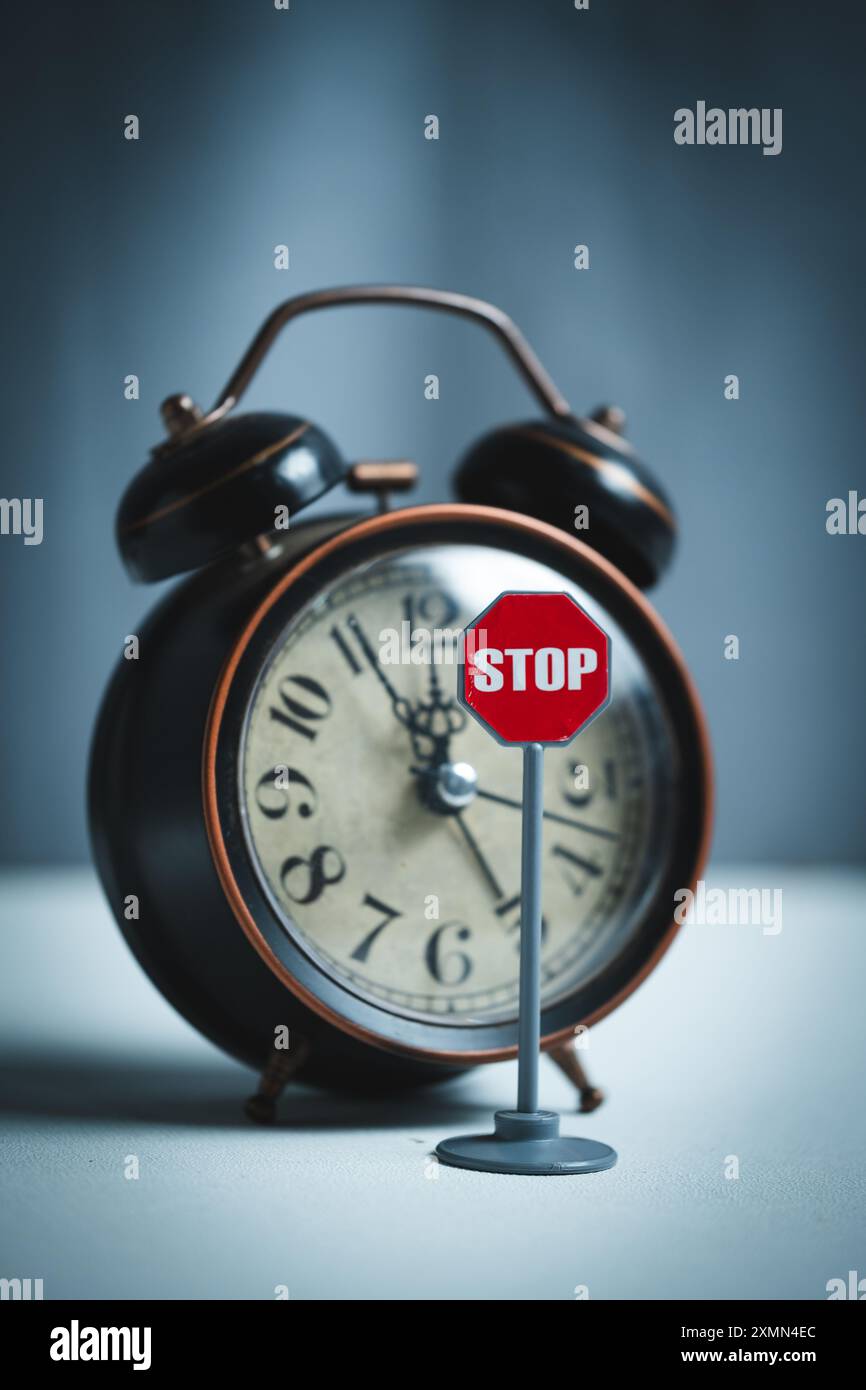 Stoppschild und Wecker. Stop Time Konzept. Zeitmanagement Stockfoto