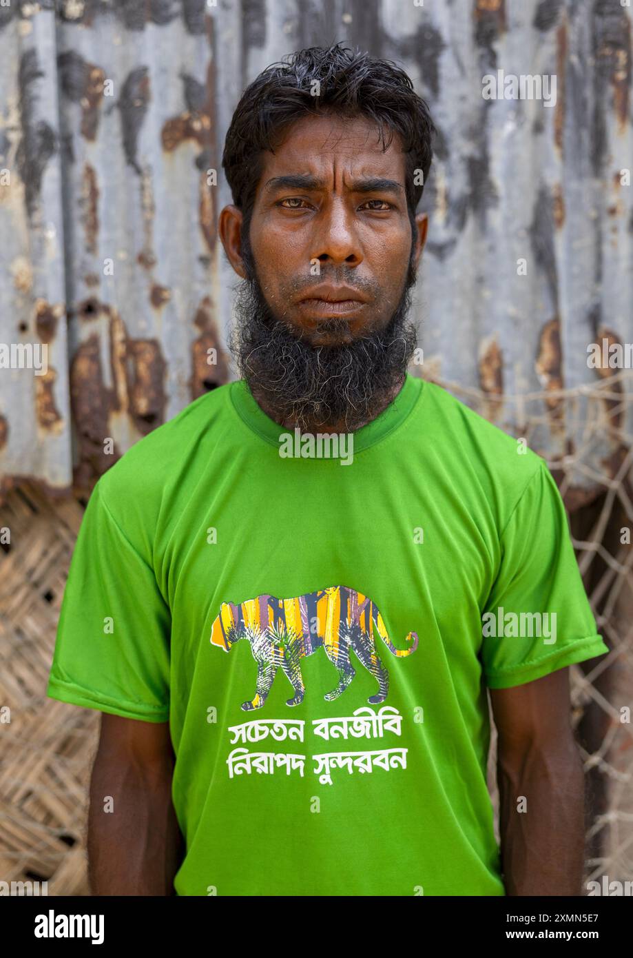 Porträt eines bangladeschischen Mannes mit einem Tigerhemd in Sundarbans, Khulna Division, Shyamnagar, Bangladesch Stockfoto