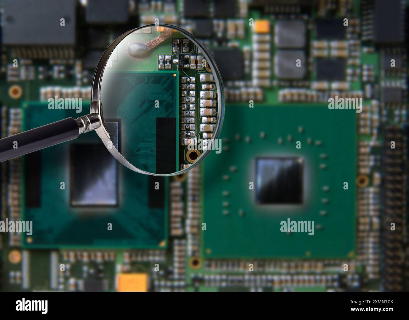 Detailansicht eines Computermotherboards mit einer Lupe, die Schaltungskomponenten hervorhebt und Technologie und technische Präzision demonstriert. Stockfoto