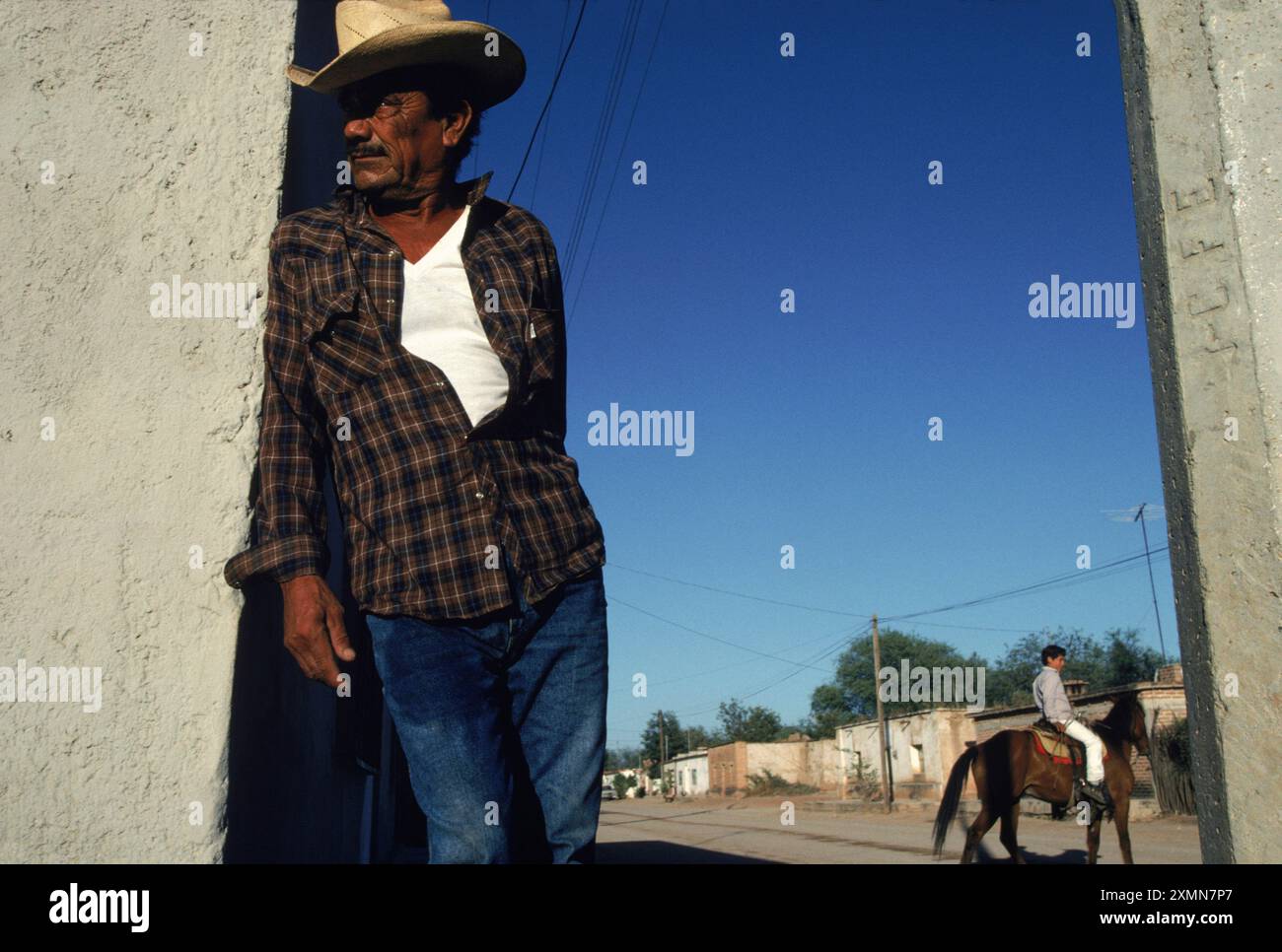 Ein Mann, der an einer Ecke steht, URES, Mexiko. Stockfoto