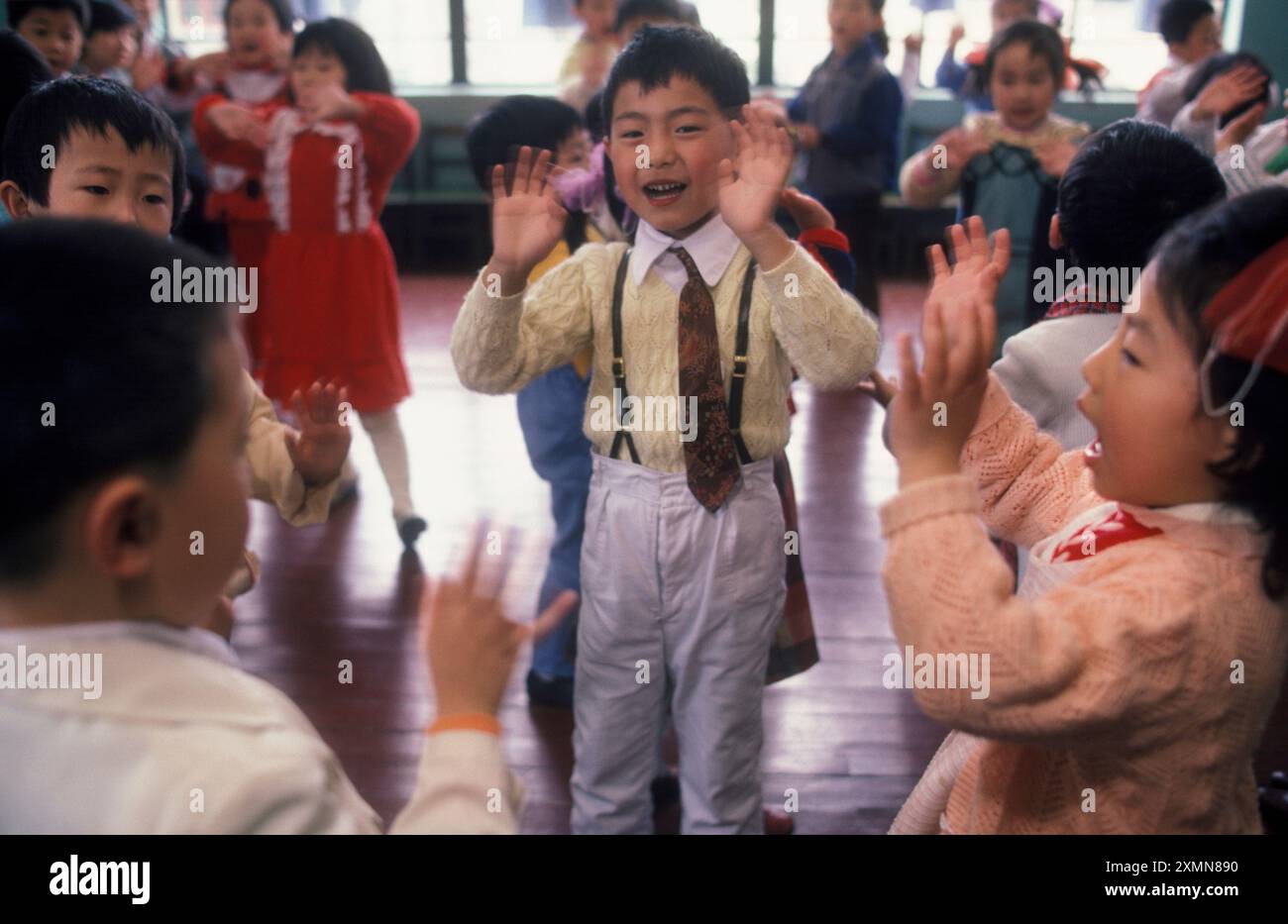 Kinder im Gwang Ruen Kindergarten in Shanghai, China. Stockfoto
