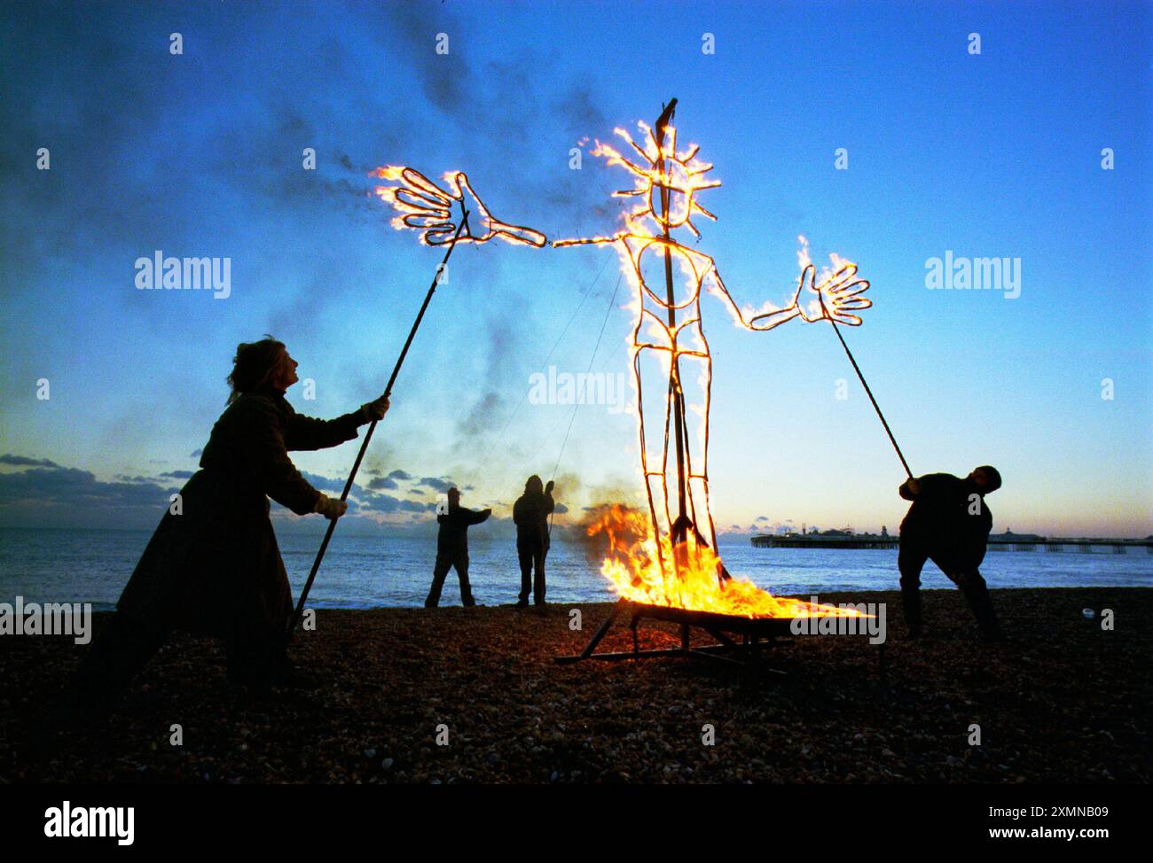 AGHN34 Wintersonnenfeier am Brighton Beach Dezember 2009 Sussex England Großbritannien Großbritannien Stockfoto