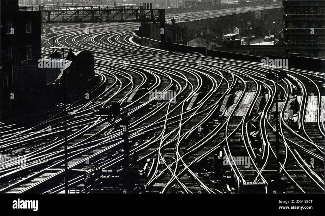 Bild von Roger Bamber : 1973 : die leeren Bahngleise 0f die 21 Bahnsteige der Waterloo Station, London, die Südengland bedient, sind wegen eines Generalstreiks über die Britischen Inseln für mehr als eine Meile ohne Züge. UK Stockfoto