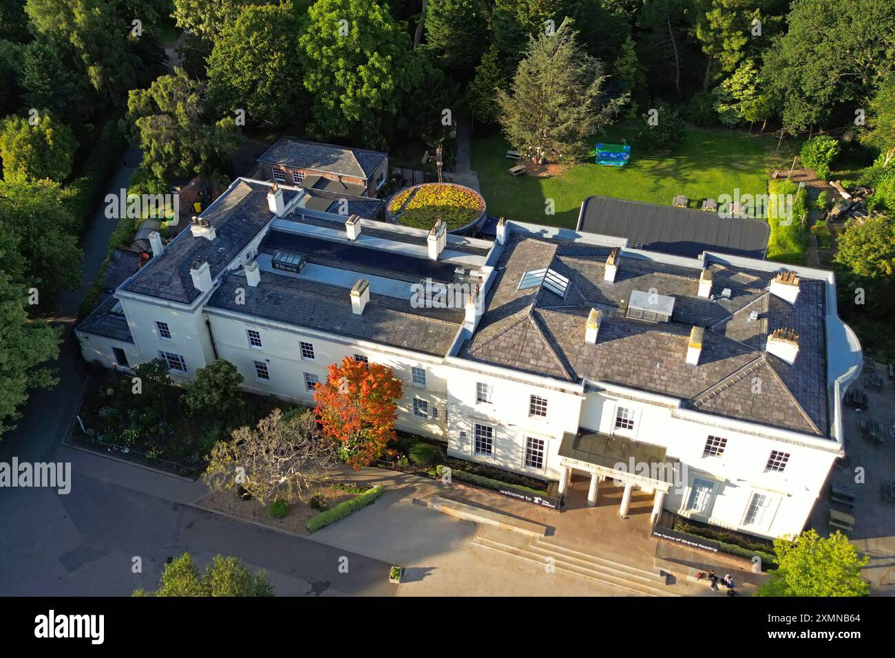 Blick aus der Vogelperspektive auf das Calderstones Mansion House im Calderstones Park South Liverpool. Gebaut 1828 für Joseph Need Walker, Stockfoto