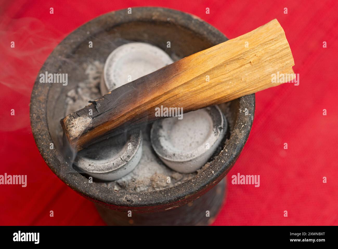 Palo Santo Tree Incense Sticks, Brennend Stockfoto