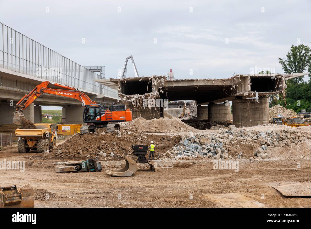 Baustelle der neuen Rheinbrücke der Autobahn A1 zwischen Köln und Leverkusen, Abriss der alten Brücke, links die Compl Stockfoto