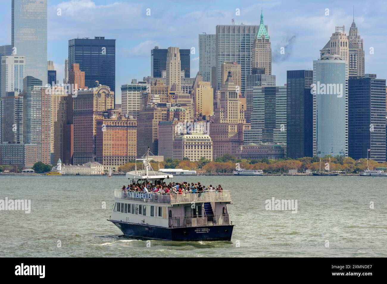 Mit spektakulärem Blick auf Manhattan führt ein Boot mit Hafenrundfahrt die Touristen entlang des Hudson River in New York City Stockfoto