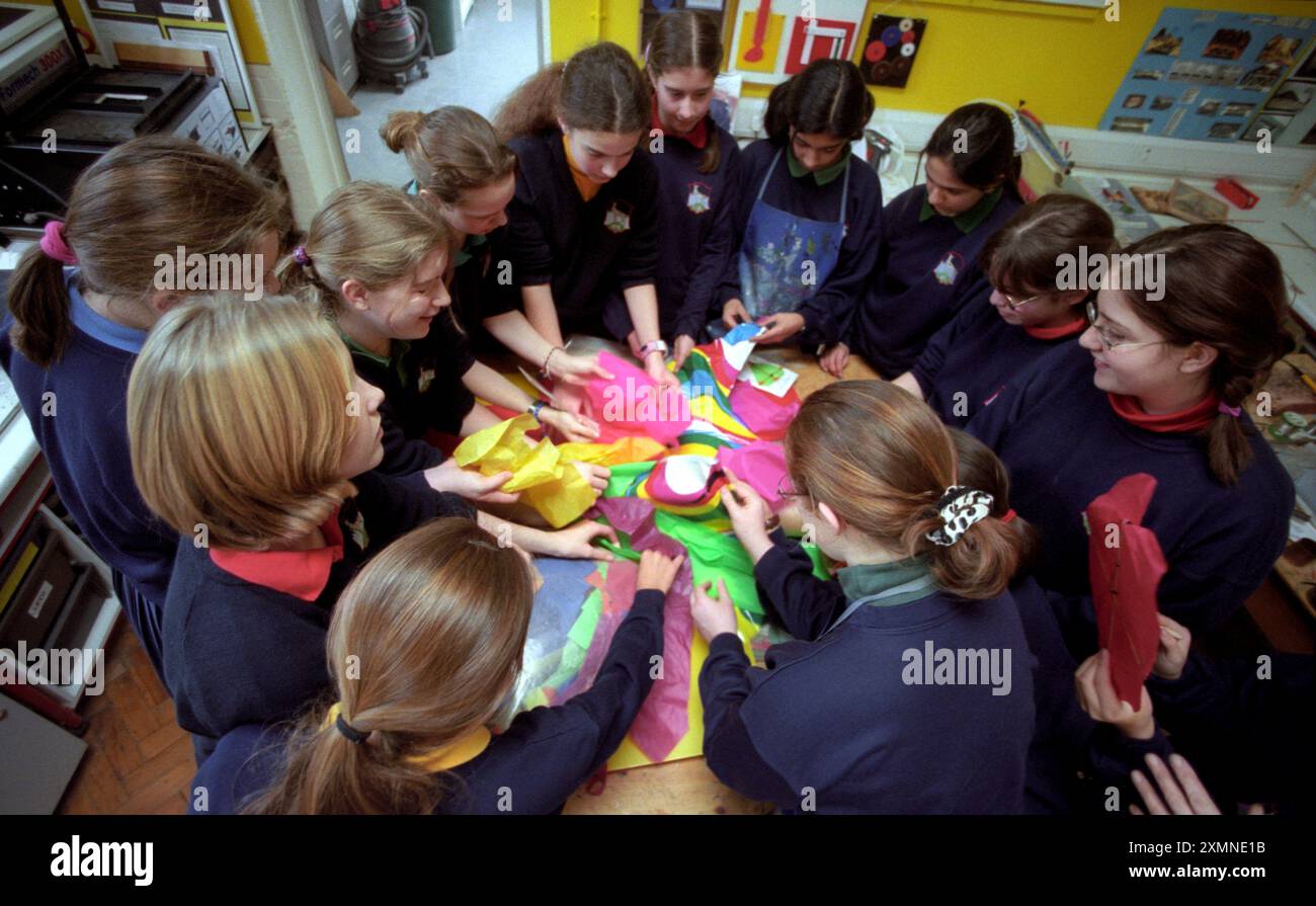 Schulmädchen machen Kites mit farbigem Taschentuch in einem Arts and Crafts Klassenzimmer der Roedean School. Roedean School , am Stadtrand von Brighton, East Sussex 18 Februar 2000 Bild von Roger Bamber Stockfoto