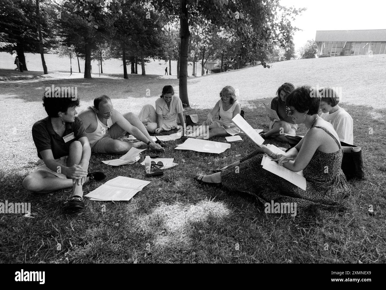 Studenten der Sussex University nehmen an einer Summer School auf dem Rasen des Campus der Universität in Falmer, Brighton, 21. Juli 1995 Teil Bild von Roger Bamber Stockfoto