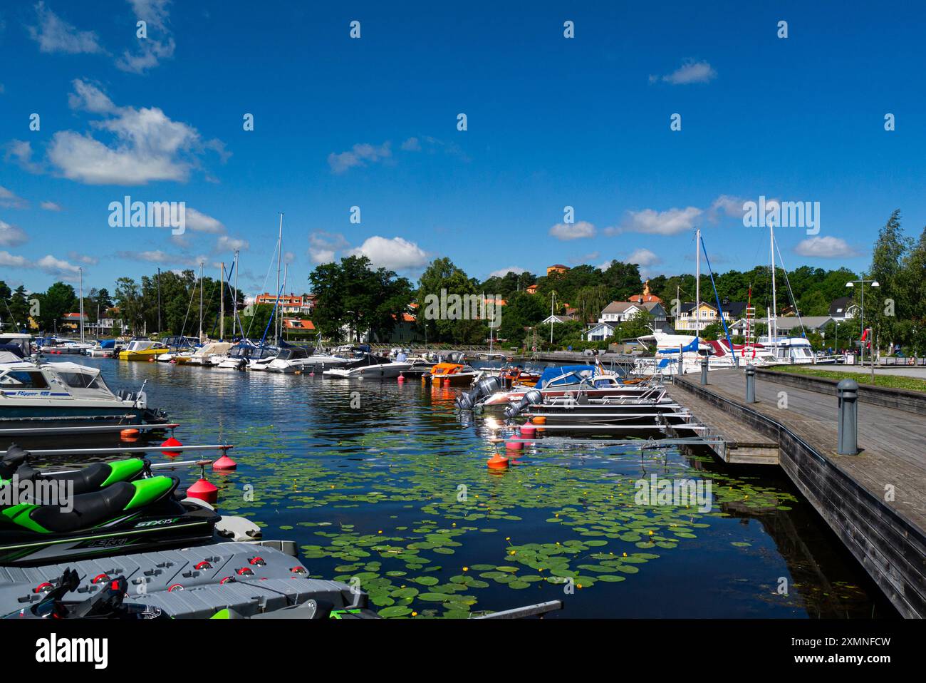 Leisurecraft liegt im Hafen von Sigtuna, der ältesten Stadt Schwedens aus den 970er Jahren, errichtet von Eric dem Sieger und mit erhaltenem Erbe Stockfoto