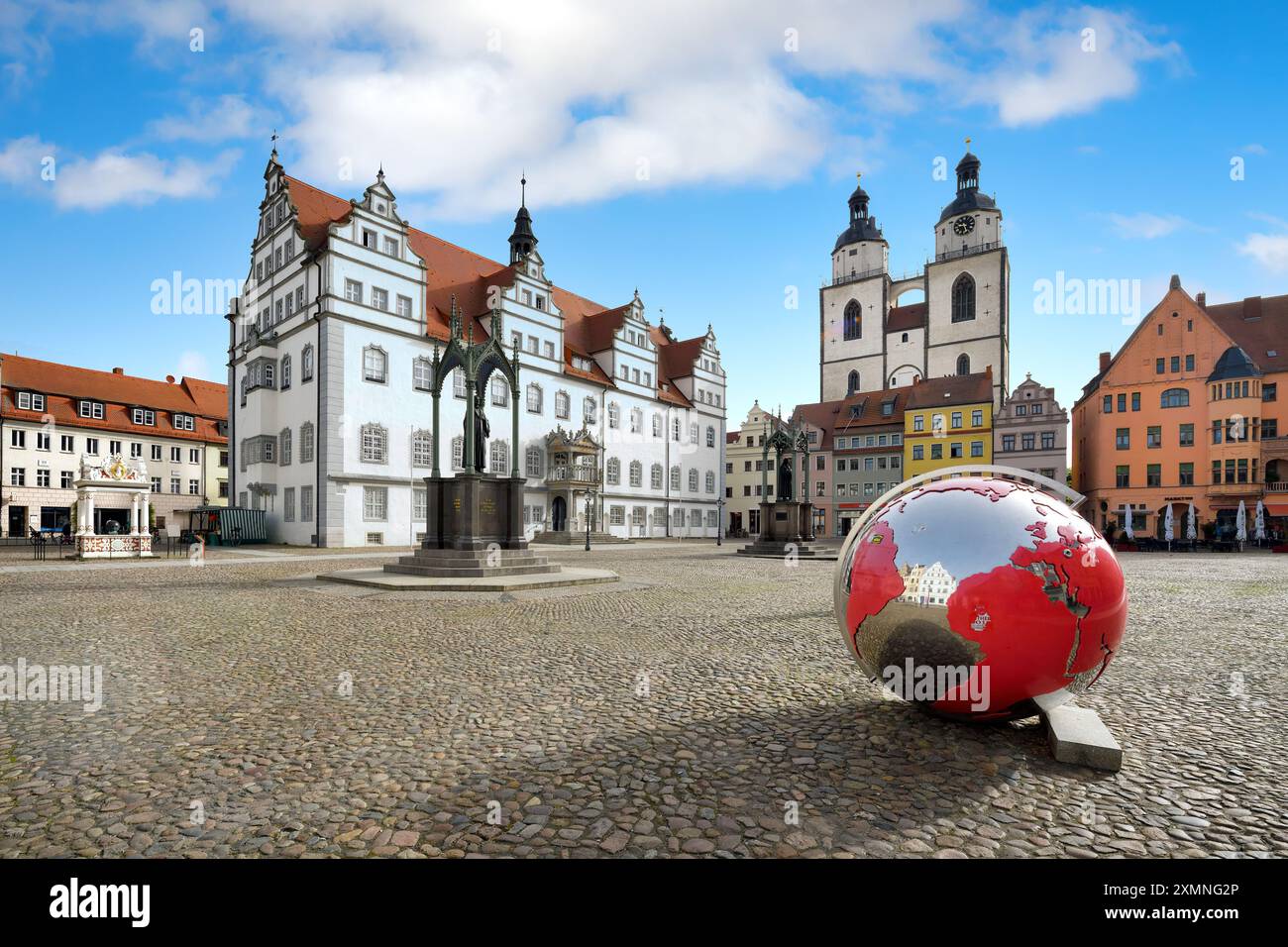 Altes Rathaus am Marktplatz und Marienkirche, Lutherstadt Wittenberg, Sachsen-Anhalt, Deutschland Stockfoto