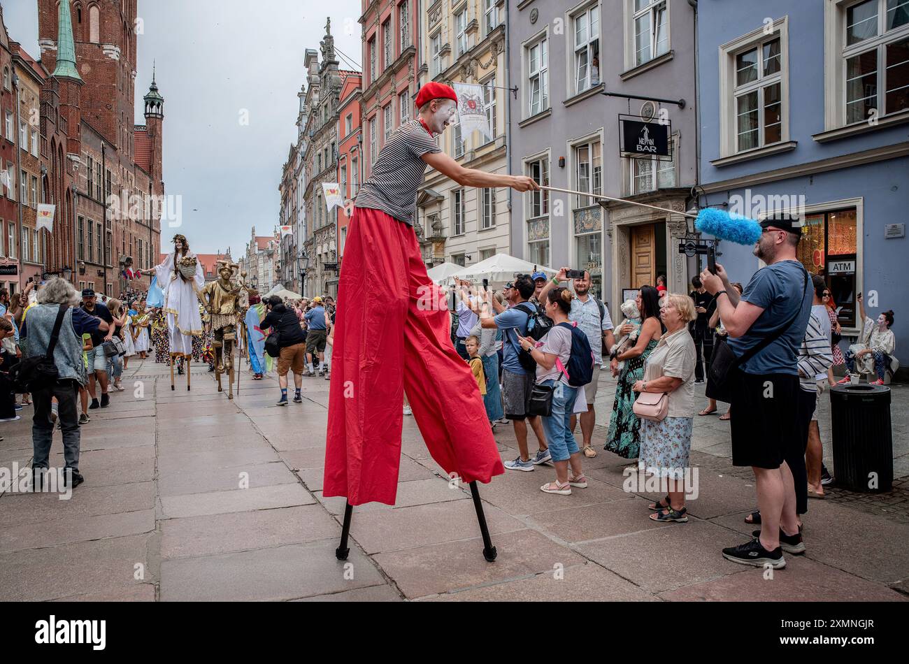 Figuren, die Meeresbewohner symbolisieren, ziehen während der Eröffnung der Dominikanischen Messe um. Zum 764. Mal hat Europas größtes Open-Air-Event für Handel und Unterhaltung begonnen. Die Eröffnungszeremonie der Dominikanischen Messe fand vor dem Artus-Hof in Danzig statt, als die Bürgermeisterin der Stadt Aleksandra Dulkiewicz symbolisch die Schlüssel an die Stadt an die Kaufleute übergab. Die Messe basiert auf mittelalterlichen Traditionen des Handels und des Vergnügens. Eine Parade farbenfroher Charaktere zog durch die Stadt. Jedes Jahr zieht die Messe viele Einwohner und Touristen an. Die Messe wurde von einem Stier von Papst Alex gegründet Stockfoto