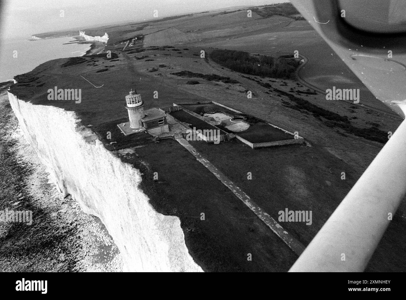 Zimmer mit Blick Belle Tout Leuchtturm am Beachy Head in der Nähe von Eastbourne, Sussex, wurde 1834 erbaut. Die Erosion der Kreidefelsen bedeutete, dass sie 1999 verlegt werden musste. Dies war Teil einer Funktion, die als Gästehaus eröffnet wurde, trotz der abfallenden Klippen. 18. November 1994 Bild von Roger Bamber Stockfoto