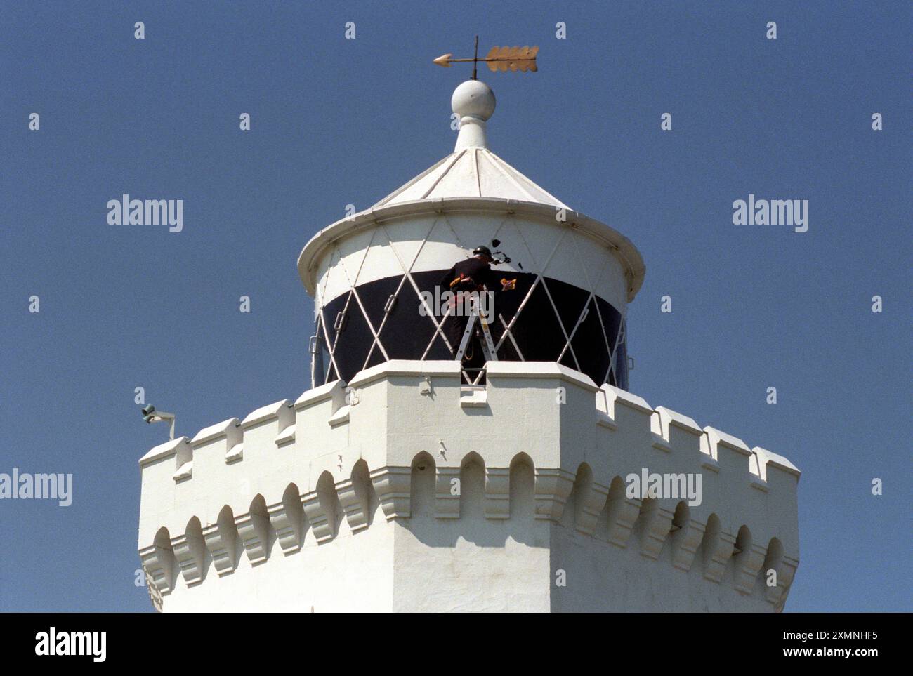 Leuchtturm South Foreland oberhalb der St. Margaret’s Bay, Dover. Der Leuchtturm ist Schauplatz von Marconis drahtlosen Experimenten und Faradays erstem elektrisch betriebenem Licht. Das 1843 erbaute Gebäude wurde 1988 außer Betrieb genommen und befindet sich derzeit im Besitz des National Trust. 2. Mai 1997 Bild von Roger Bamber Stockfoto