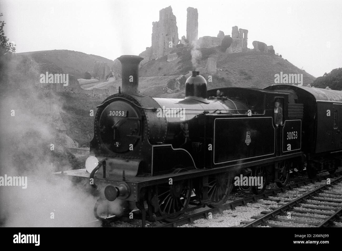 Drummond M7 Klasse 0-4-4T Zug in Corfe Castle an der Swanage Railway, Dorset 30 Juni 1995 Bild von Roger Bamber Stockfoto