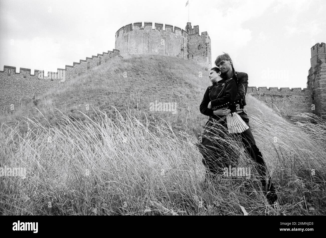 James Simmons als Benedick und Marie Francis als Beatrice in der Oxford Stage Company Probe für viel Lärm um nichts im Arundel Castle. Es war Teil des Arundel Festivals am 23. Juli 1992 Picture by Roger Bamber Stockfoto