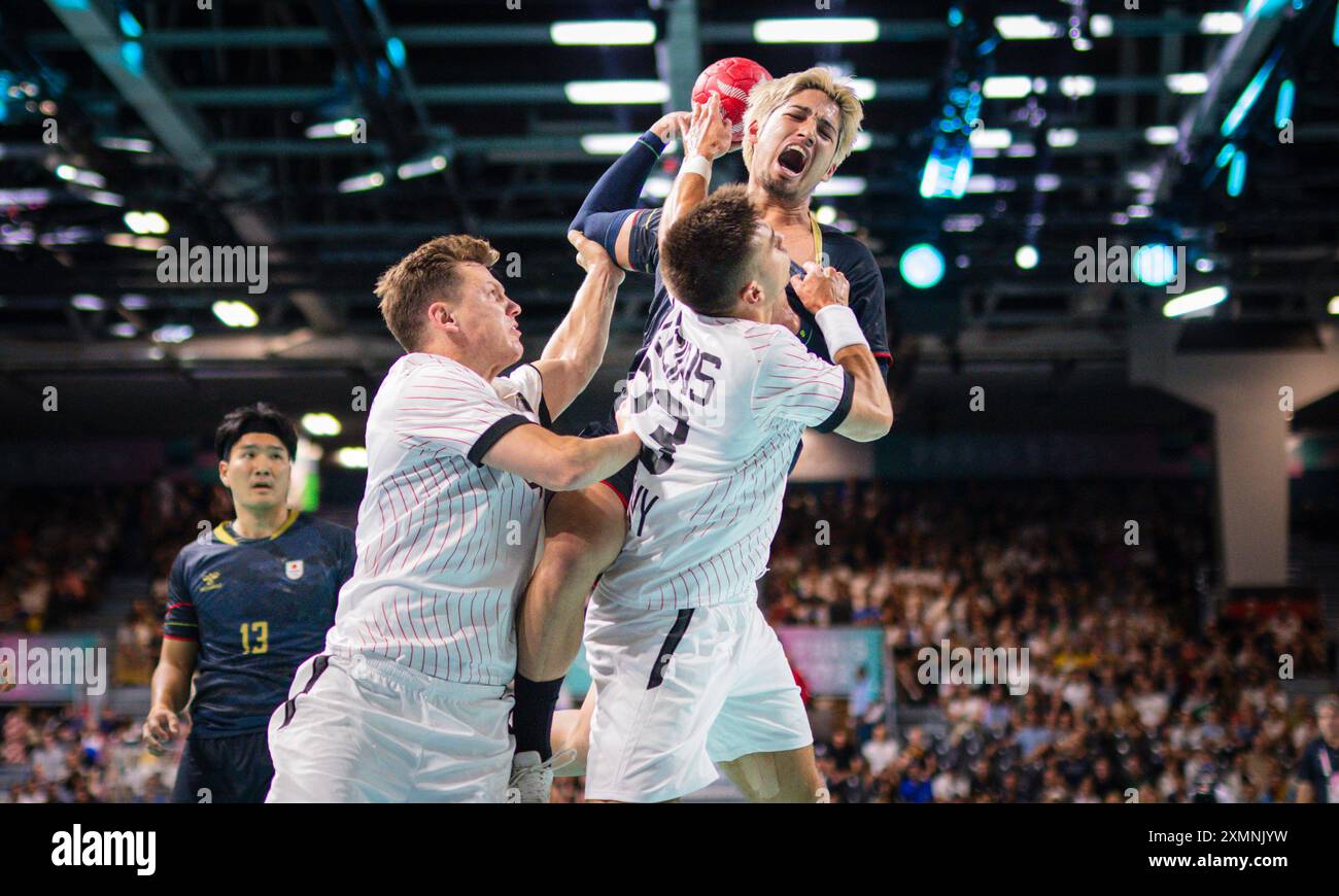 Paris, Frankreich. Juli 2024. Adam Yuki Baig (JPN) Johannes Golla (GER) Renars Uscins (GER) Paris 2024 Olympische Spiele Handball Japan vs Deutschland Japan vs Deutschland Olympische Spiele 29.07.2024 Credit: Moritz Muller/Alamy Live News Stockfoto