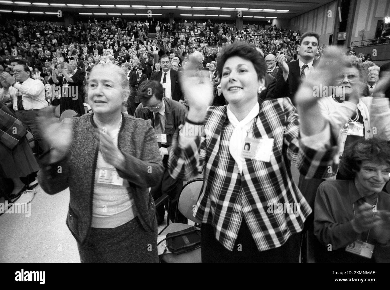 The Conservative Party Faithful applaudiert auf der Konferenz in Brighton am 9. Oktober 1992 Bild von Roger Bamber Stockfoto