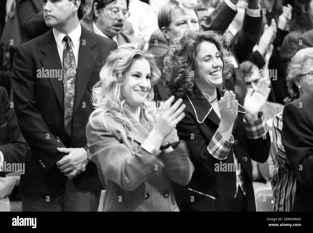 Die Töchter von John Smith Jane und Sarah applaudieren ihrem Vater auf der Labour Party Conference, Brighton, 28. September 1993 Foto von Roger Bamber Stockfoto